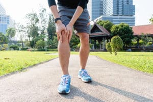 Male runner knee injury and pain