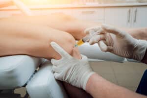 Doctor injects PRP in a patient's knee in NY